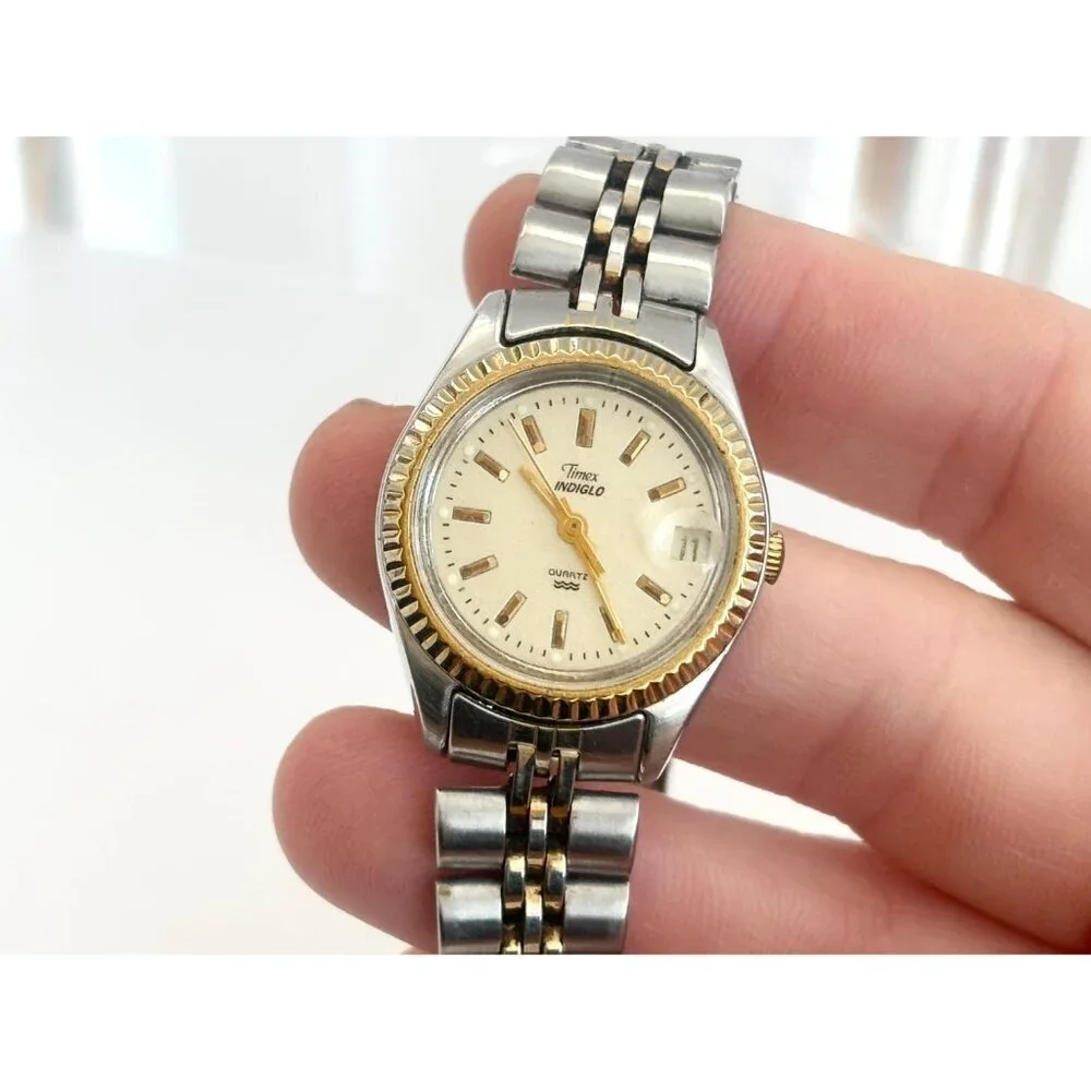 Timex Indiglo Silver Toned Fluted Bezel Vintage Wristwatch - 25mm - WORKS!